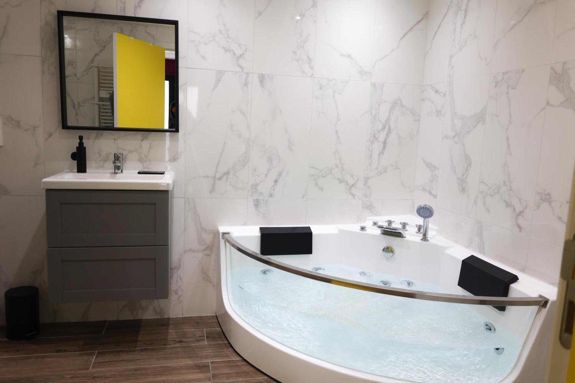 Capsule Groovy-Jacuzzi-Sauna-Billard-Netflix- Nintendo Switch & Jeux Mons  Exterior foto